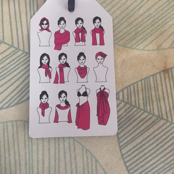 Armando Caruso Shawl/Scarf - Picture 5 of 5